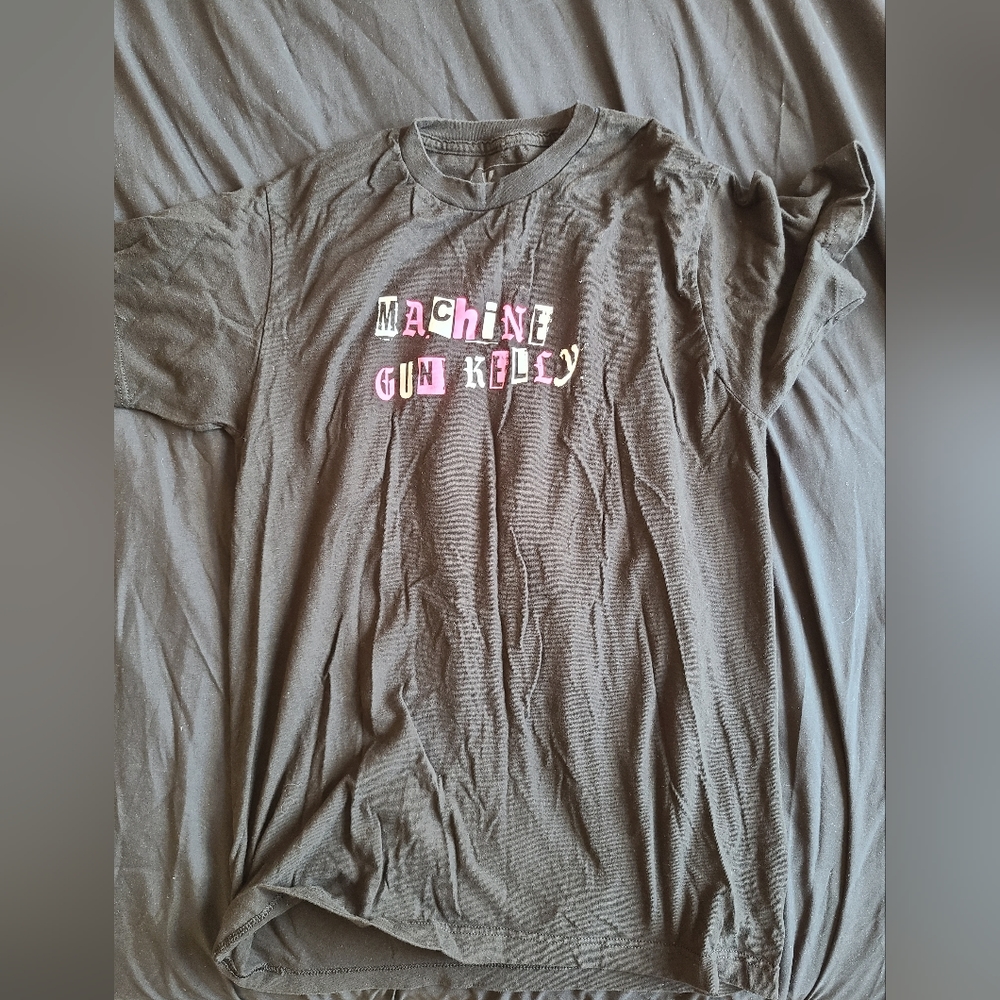 Medium Machine Gun Kelly tee.